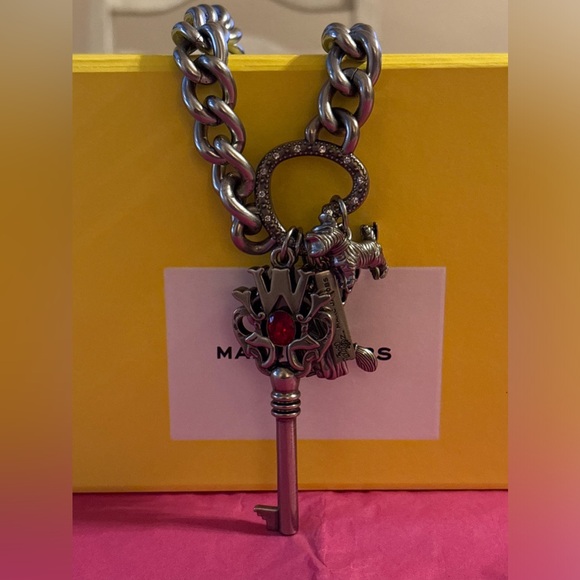 🔑🧙‍♀️🐶 MARC JACOBS X WIZARD OF OZ CHARM SHOULDER STRAP 🐶🧙‍♀️🔑 NWT 🧙‍♀️🔑 - Picture 3 of 16